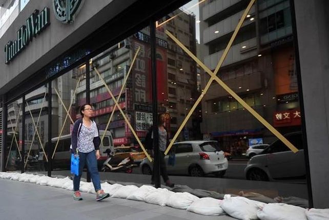 防臺風膠帶貼法